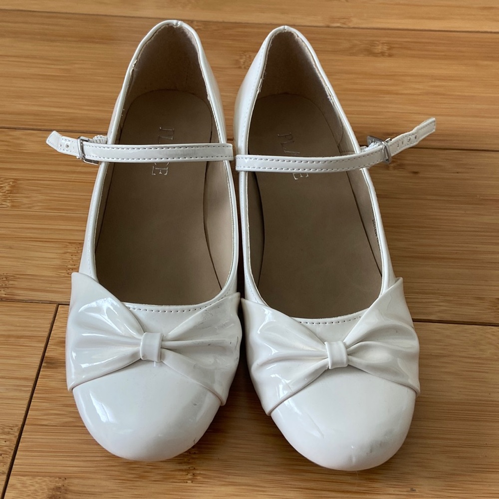 White size 2 dress shoe with heel, very good condition, worn once